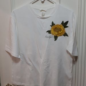 🛍 NWOT embroidered flower t shirt